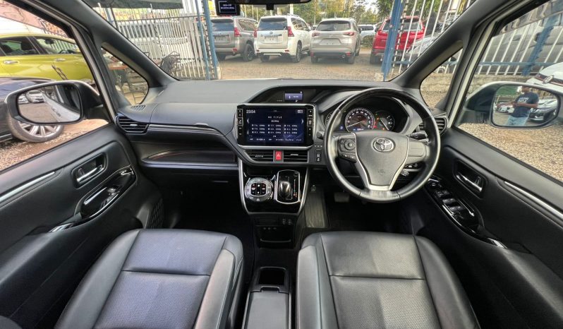 
								Toyota Esquire full									