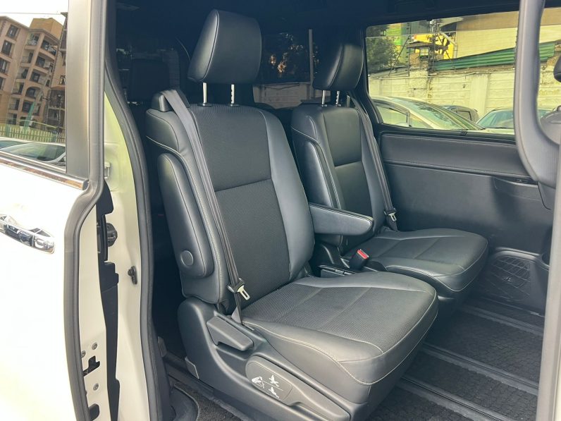 
								Toyota Esquire full									