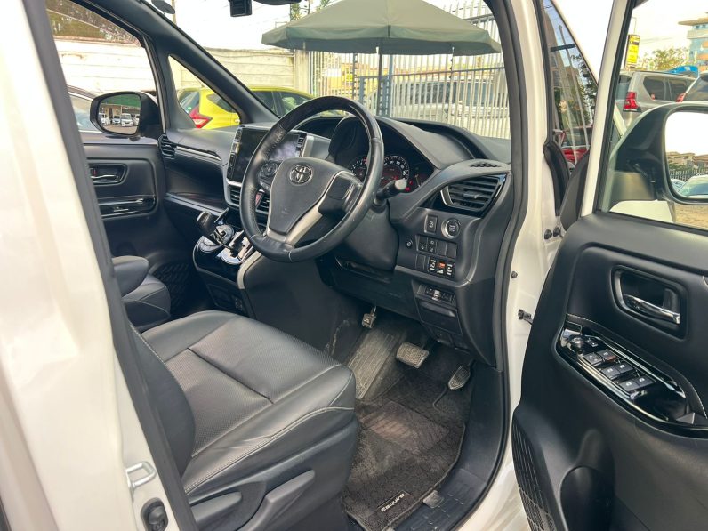 
								Toyota Esquire full									