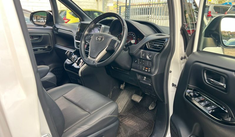 
								Toyota Esquire full									