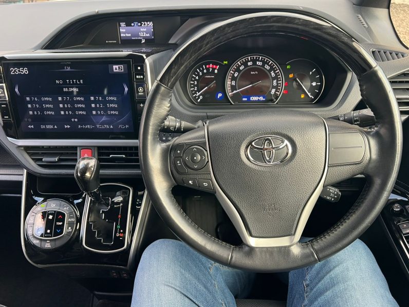 
								Toyota Esquire full									