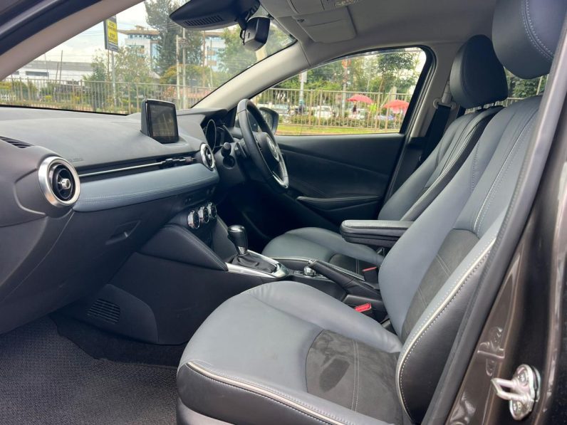 
								Mazda 2 full									