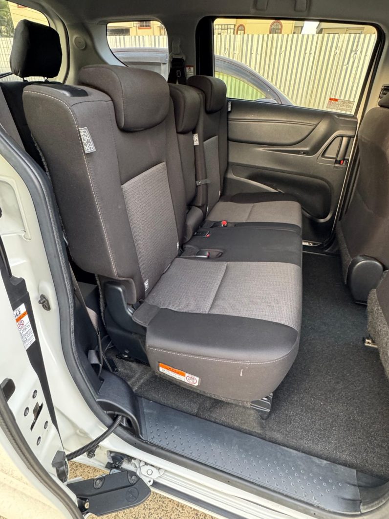 
								Toyota sienta full									