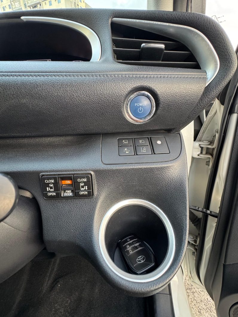 
								Toyota sienta full									