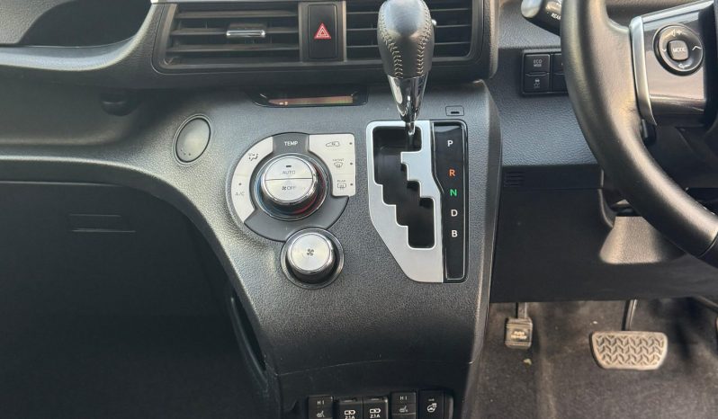 
								Toyota sienta full									