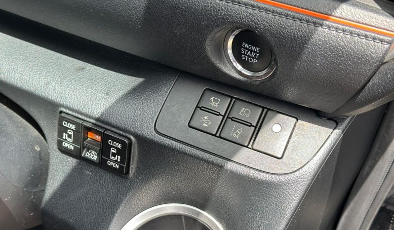 
								Toyota Sienta full									