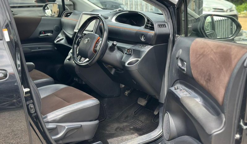
								Toyota Sienta full									