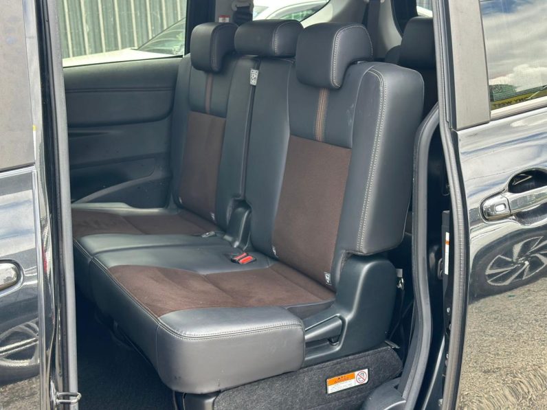 
								Toyota Sienta full									