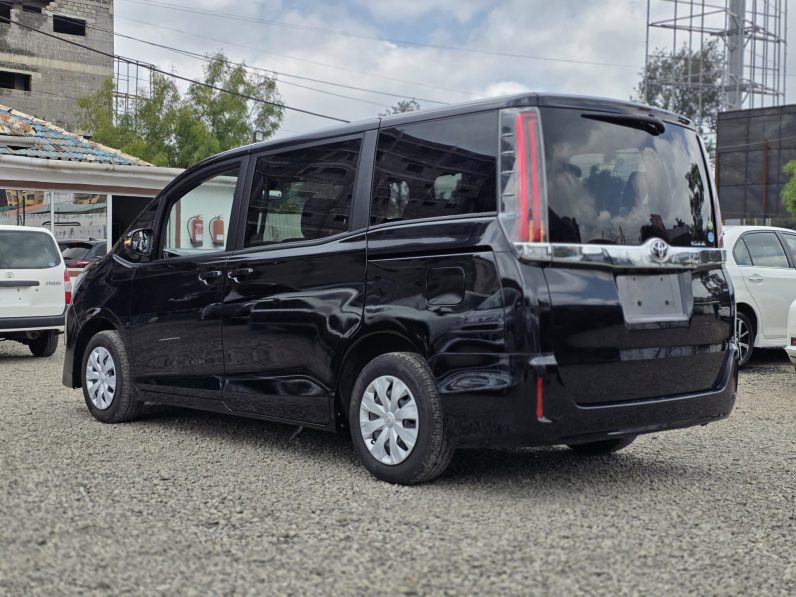 
								Toyota Noah full									