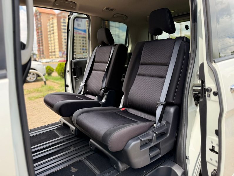 
								Nissan Serena full									