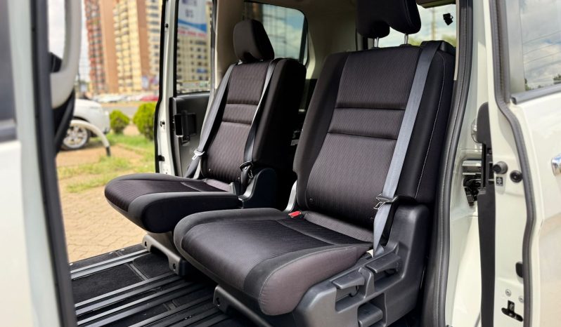 
								Nissan Serena full									