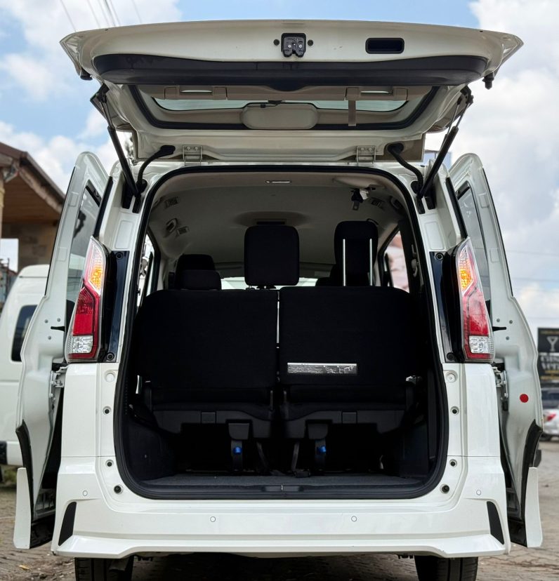 
								Nissan Serena full									