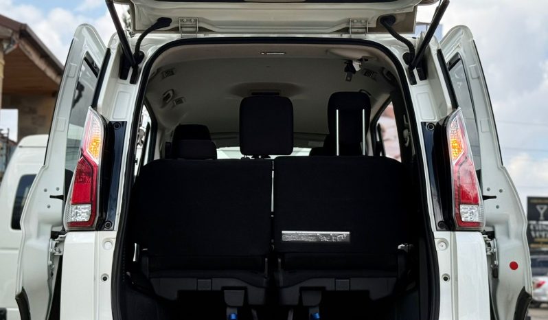 
								Nissan Serena full									