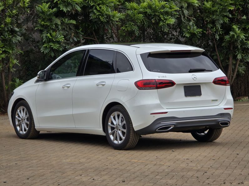 
								Mercedes Benz B180 full									