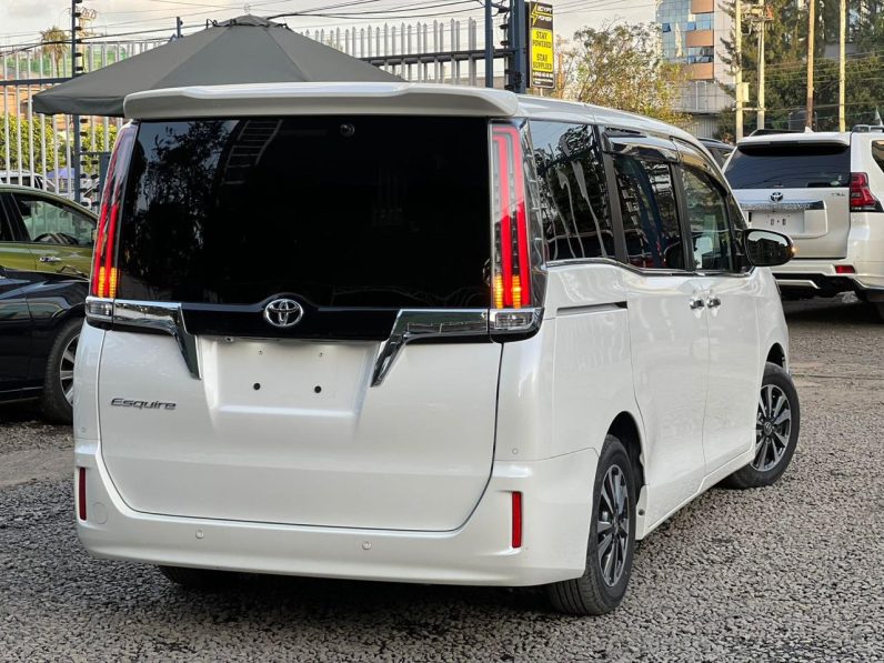 
								Toyota Esquire full									