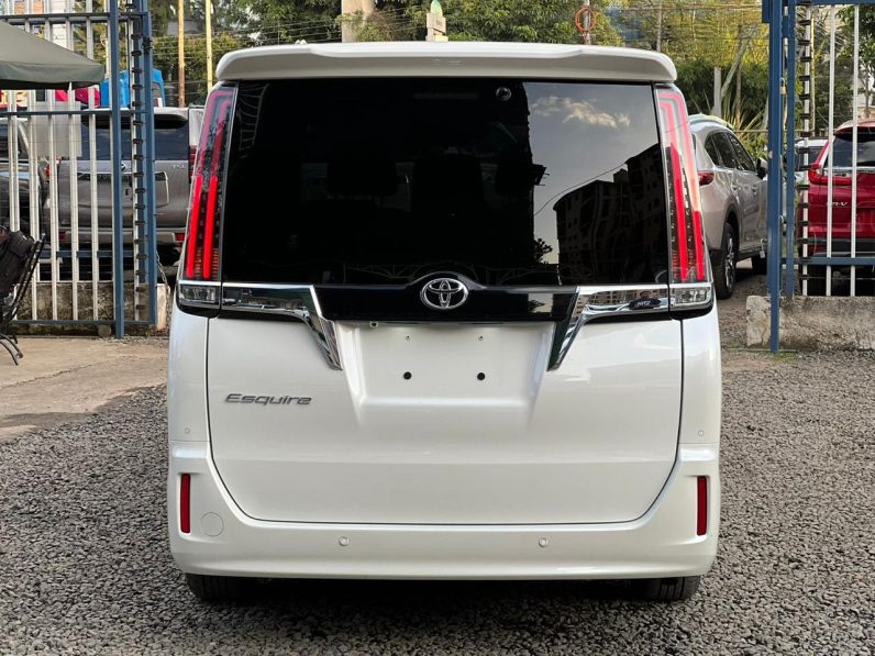 
								Toyota Esquire full									