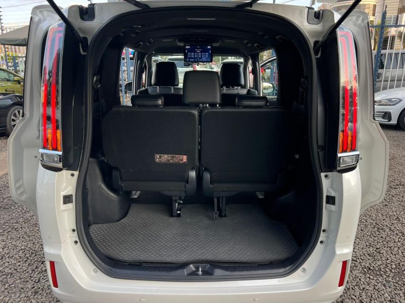 
								Toyota Esquire full									