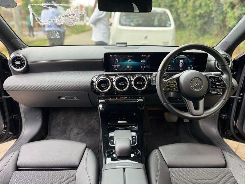 
								Mercedes-Benz A180 full									