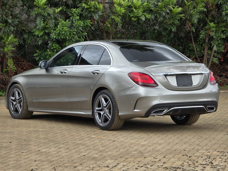 
								Mercedes Benz C220d AMG Line full									