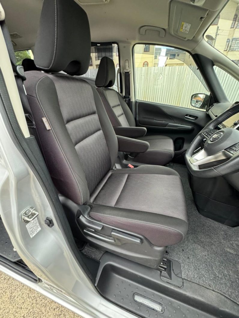 
								Nissan Serena full									