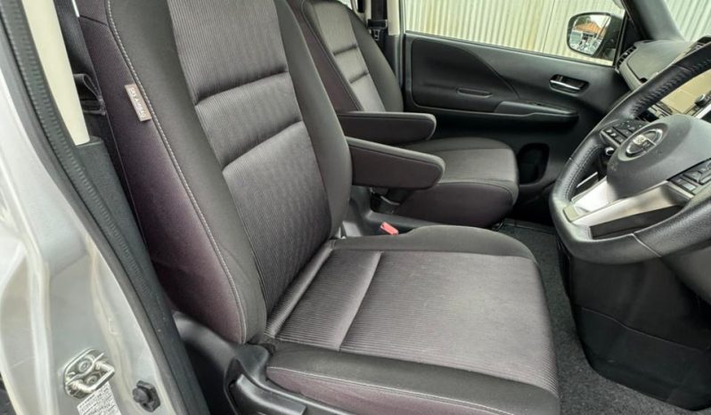 
								Nissan Serena full									