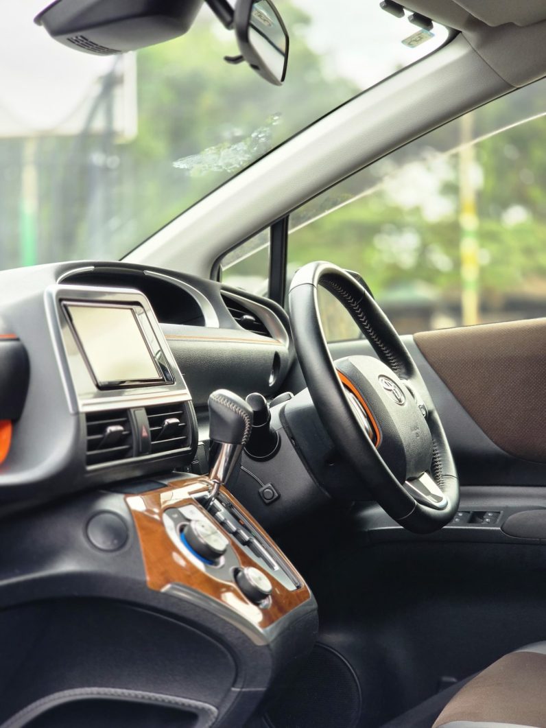 
								Toyota Sienta full									