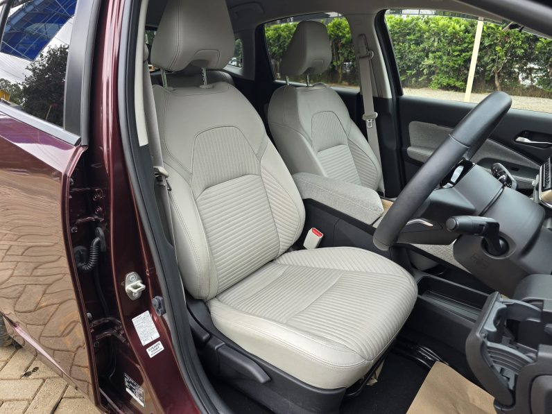 
								Nissan Aura full									