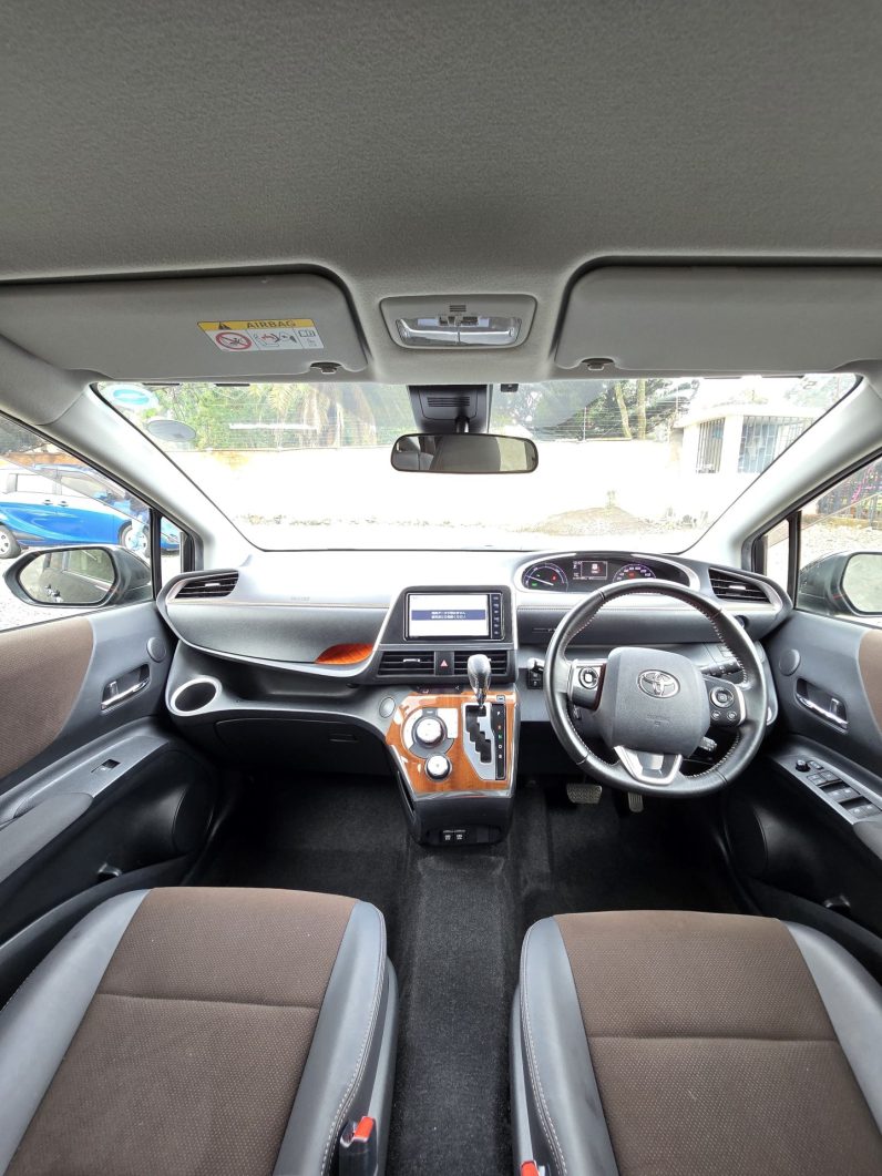 
								Toyota Sienta full									