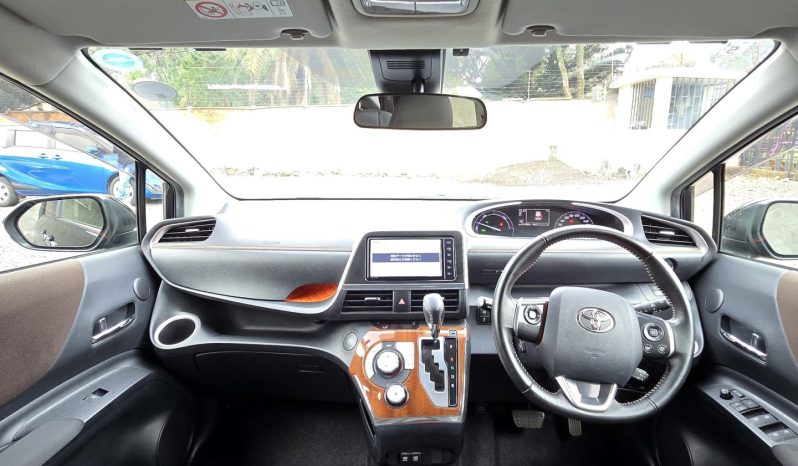 
								Toyota Sienta full									