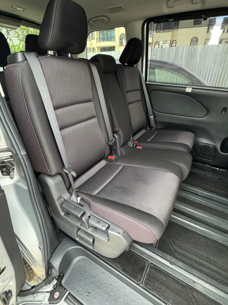 
								Nissan Serena full									