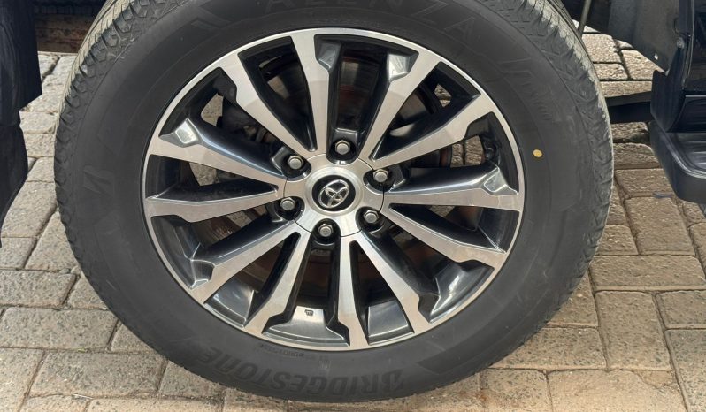 
								Toyota Land Cruiser Prado TXL full									