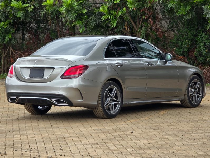 
								Mercedes Benz C220d AMG Line full									