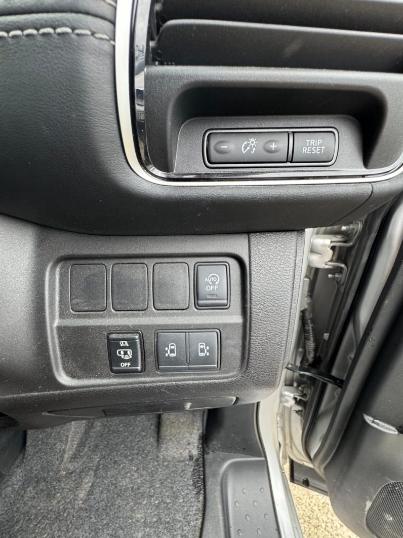 
								Nissan Serena full									