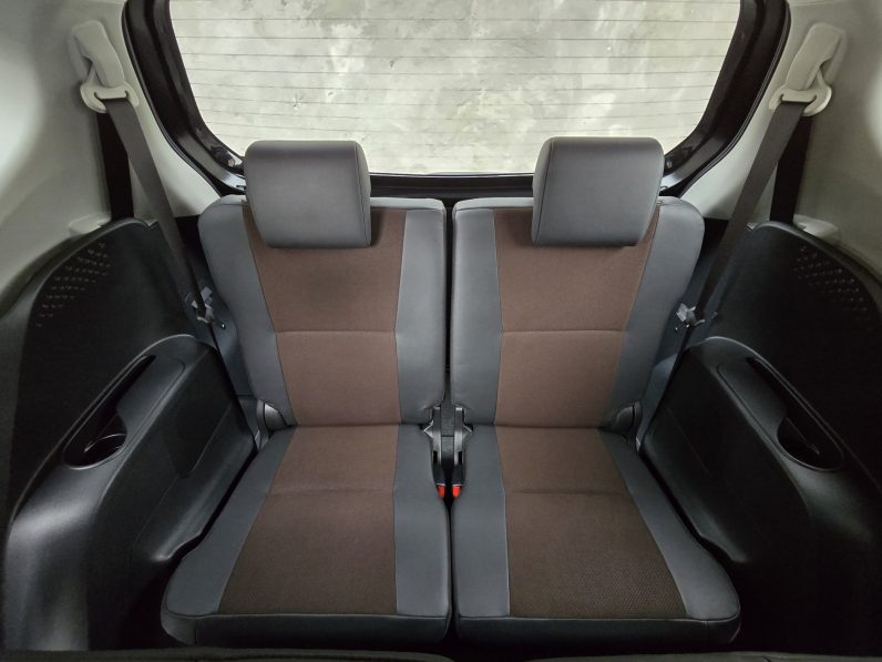 
								Toyota Sienta full									