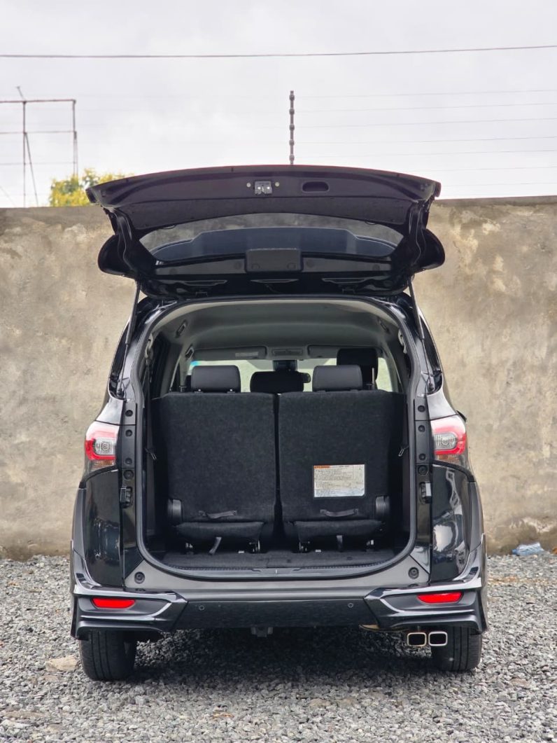 
								Toyota Sienta full									