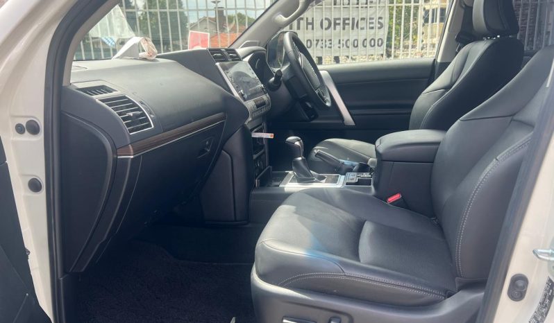 
								Toyota Land Cruiser Prado TXL full									