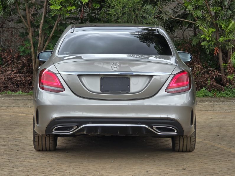 
								Mercedes Benz C220d AMG Line full									