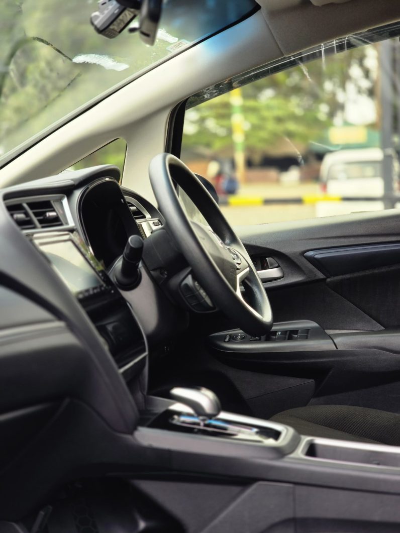 
								Honda Fit Shuttle full									