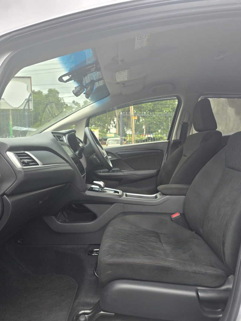 
								Honda Fit Shuttle full									