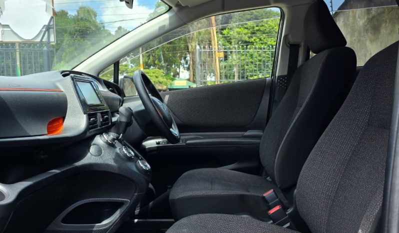
								Toyota Sienta full									