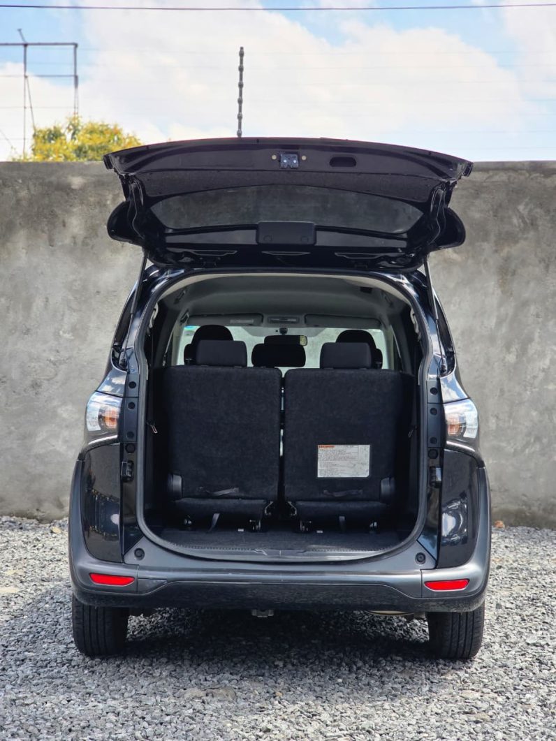 
								Toyota Sienta full									