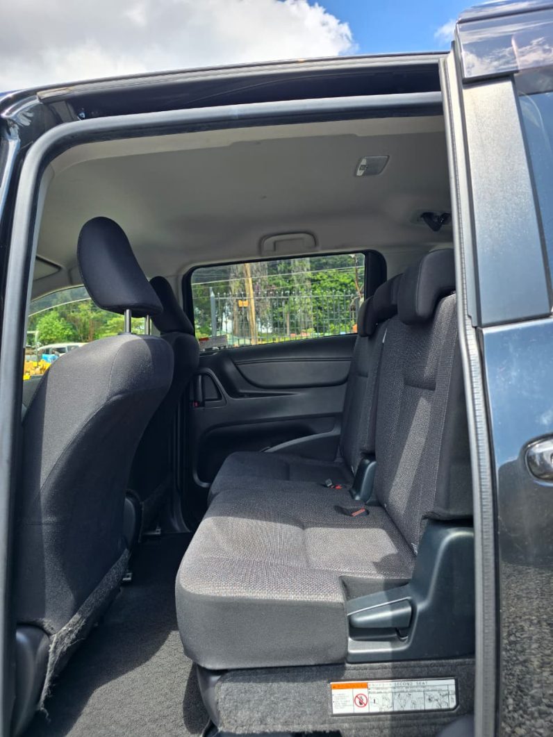 
								Toyota Sienta full									
