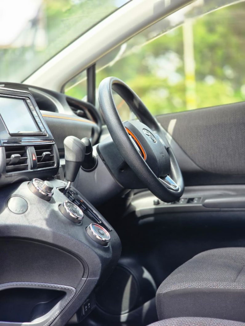 
								Toyota Sienta full									