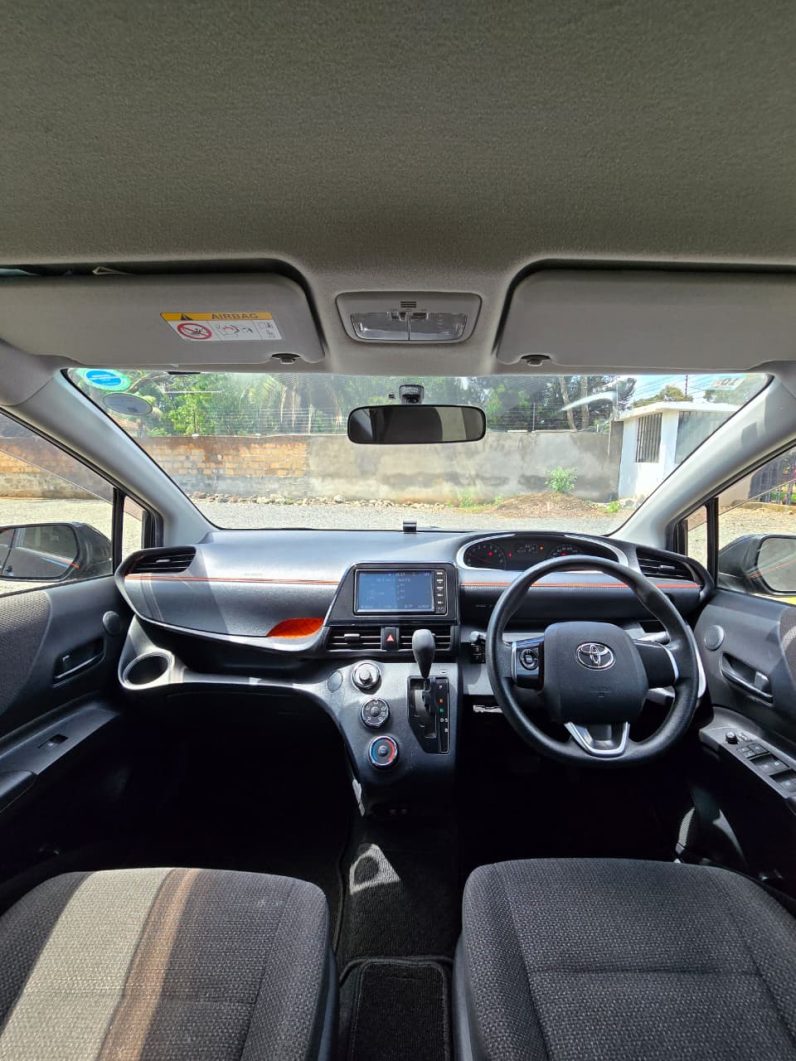 
								Toyota Sienta full									