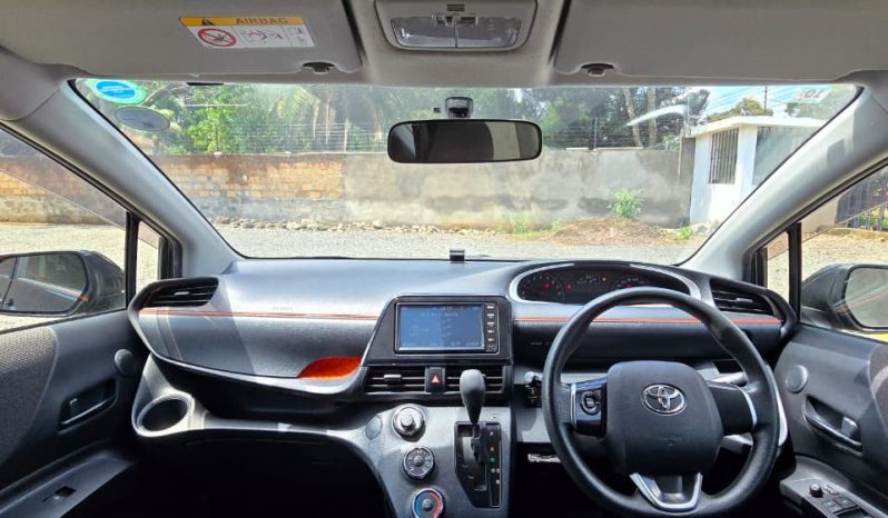 
								Toyota Sienta full									