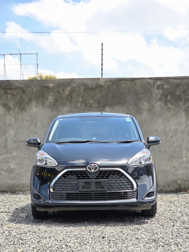 
								Toyota Sienta full									