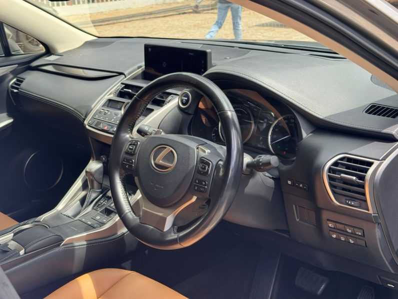 
								Lexus NX300H full									