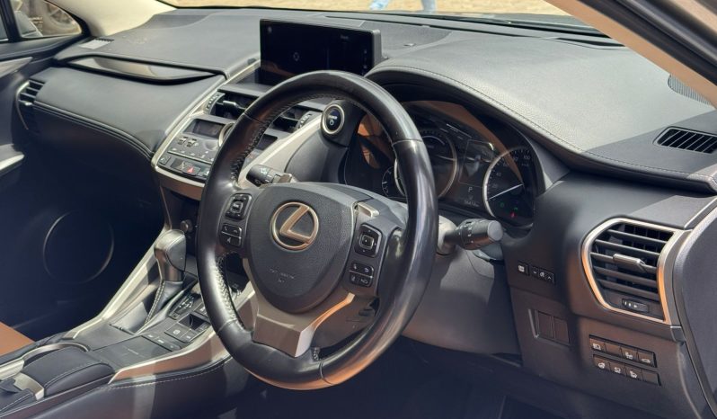 
								Lexus NX300H full									