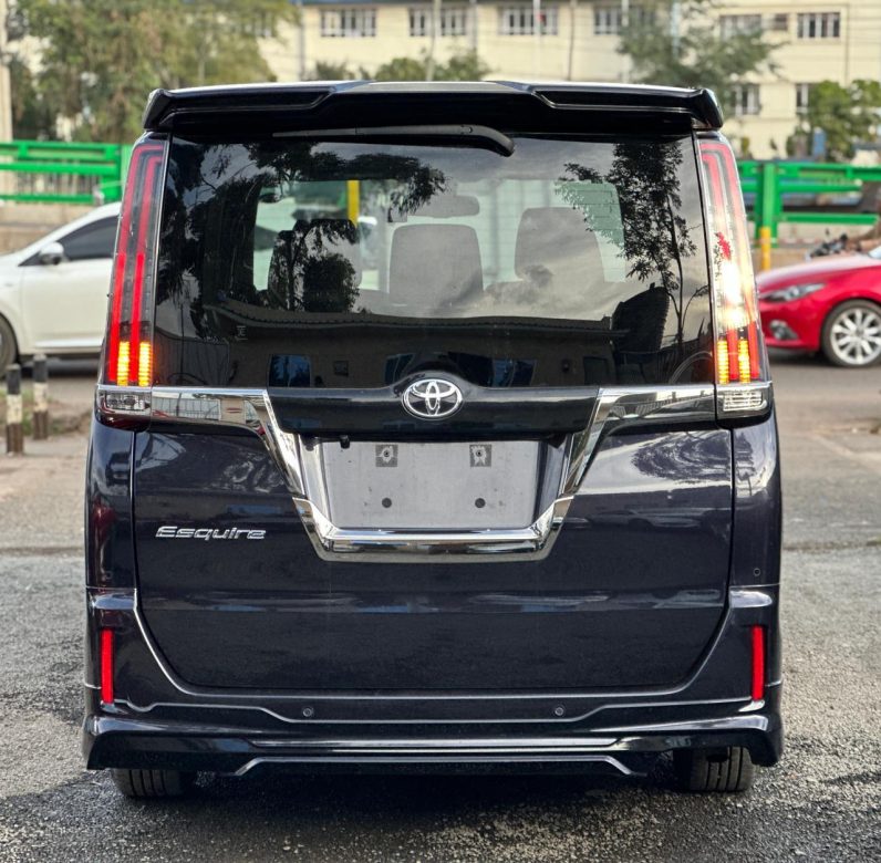 
								Toyota Esquire full									