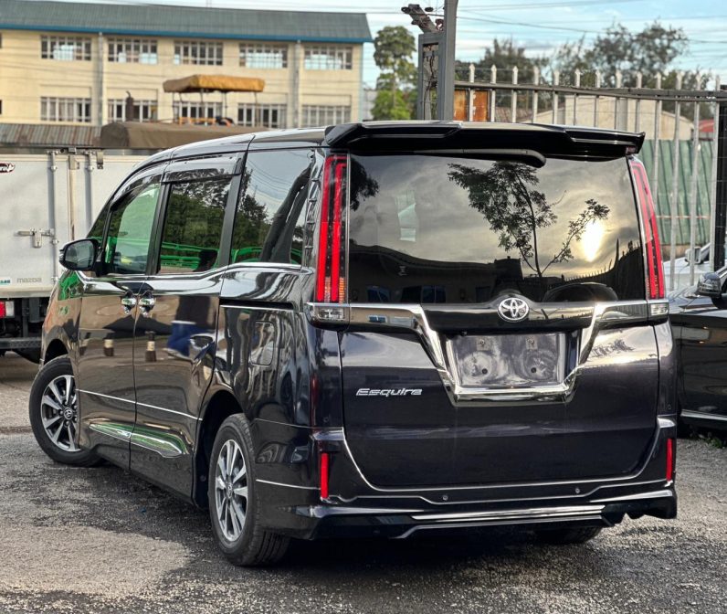 
								Toyota Esquire full									